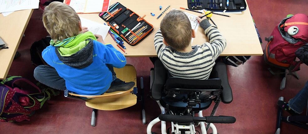 Students When it comes to inclusion in schools, it is usually only to be found in individual projects – as an inclusive primary school, the Rosa-Luxemburg-Grundschule in Potsdam enables children with and without disabilities to learn together.