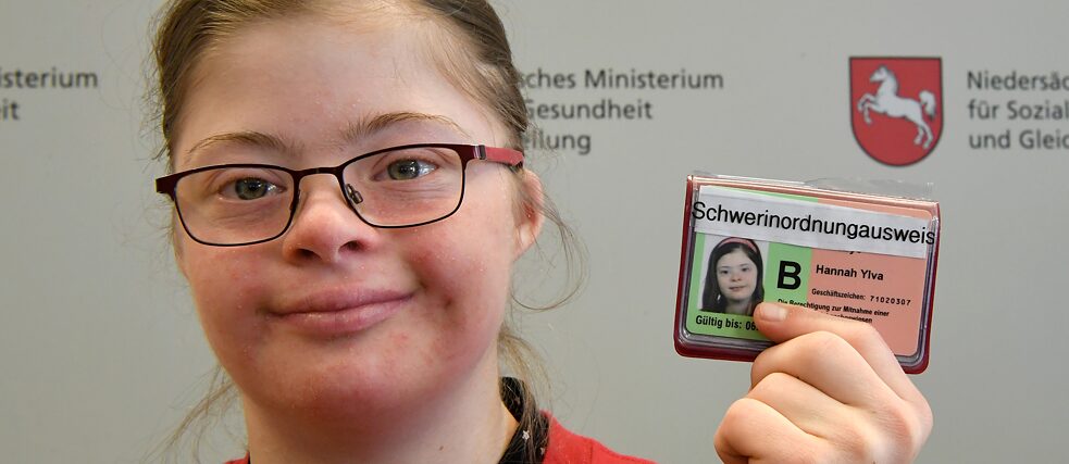 For some, her initiative is very important, for others it is irrelevant – the first self-made “Schwer-in-Ordnung-Ausweis” (severely cool guy/gal ID) by activist Hannah Kiesbye sparked a debate in the Bundestag about the treatment of people with disabilities.