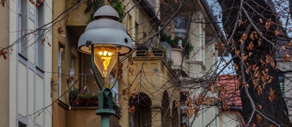 Sometimes there are no street lights, sometimes they don’t provide enough light. The lack of street lighting in Berlin has an adverse effect on people with a visual impairment.