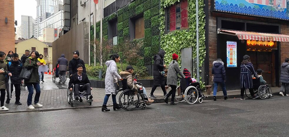 活动参与者通过轮椅来感受城市