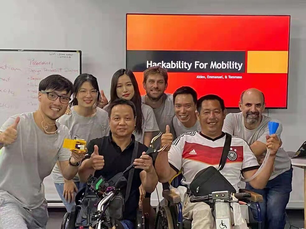 陈豪（左一）在“Hackability for Mobility”无障碍设计工作坊