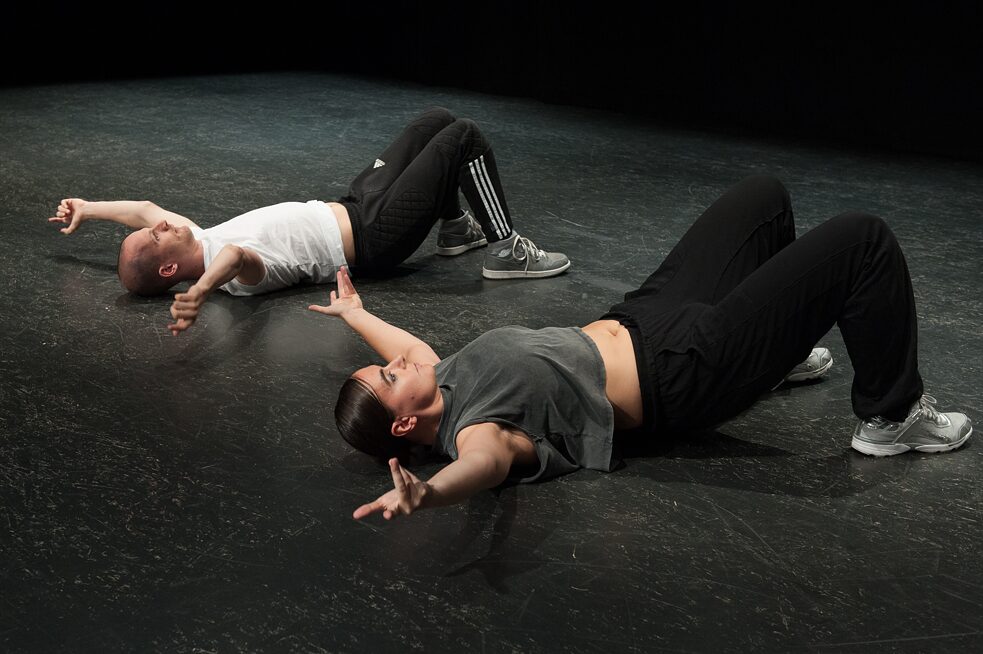 Doris Uhlich的戏剧作品《Ravemachine》在残障与非残障舞者的共舞中交汇人与机器的能量，由奥地利驻上海领事馆组织放映。