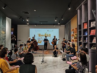 This image is a scene of the communication and interaction between the Rhythm Project team and people with dementia through music and songs. This forum invites scientists, artists and communities to share and discuss how to use interdisciplinary methods to intervene in the care of people with dementia. Elderly cognitive impairment cannot be completely reversed, but non-drug treatments, especially art social therapy Healing is currently considered to be a more effective and humane way of healing.